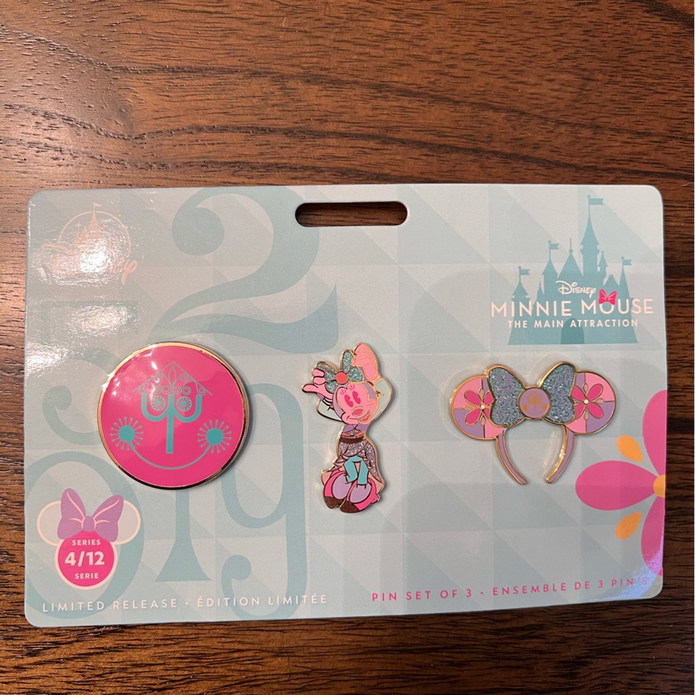 Minnie Mouse Main Attraction - MMMA it’s a small world pin set